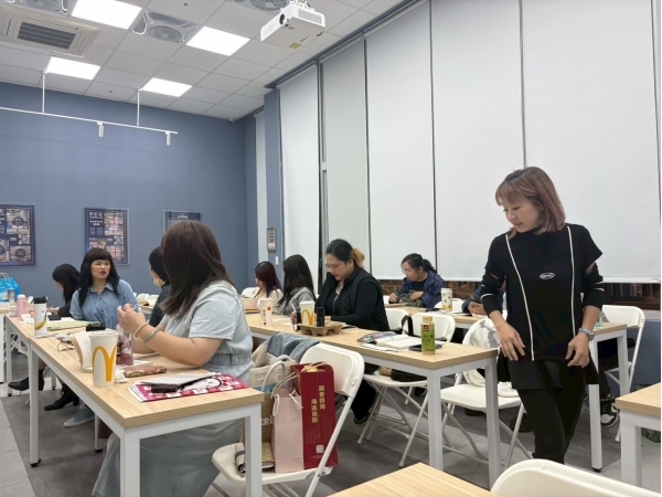 LINE_ALBUM_2025.12_店務會議_261007_7